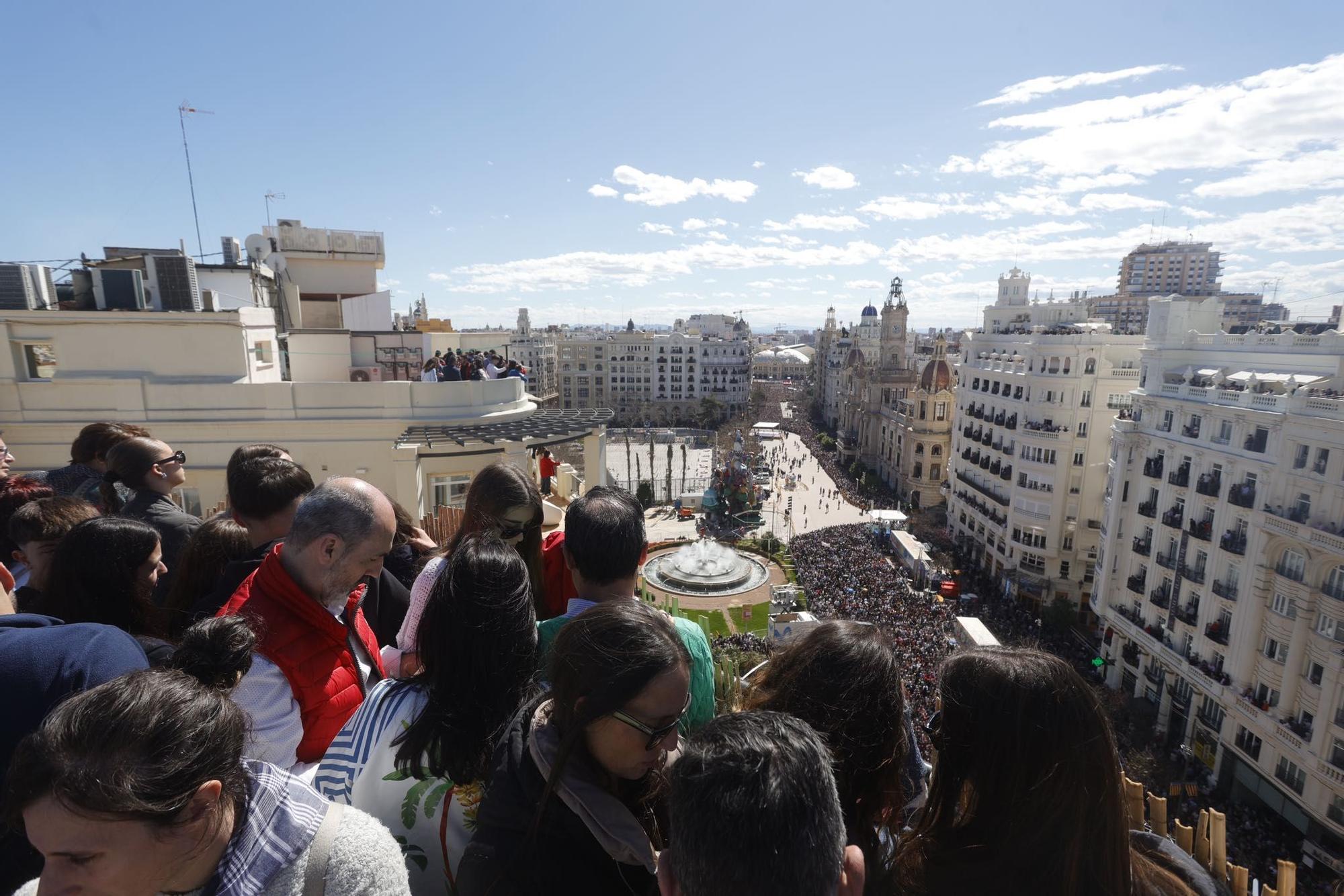 Llenazo total en València en un sábado de sol y muchas ganas de Fallas