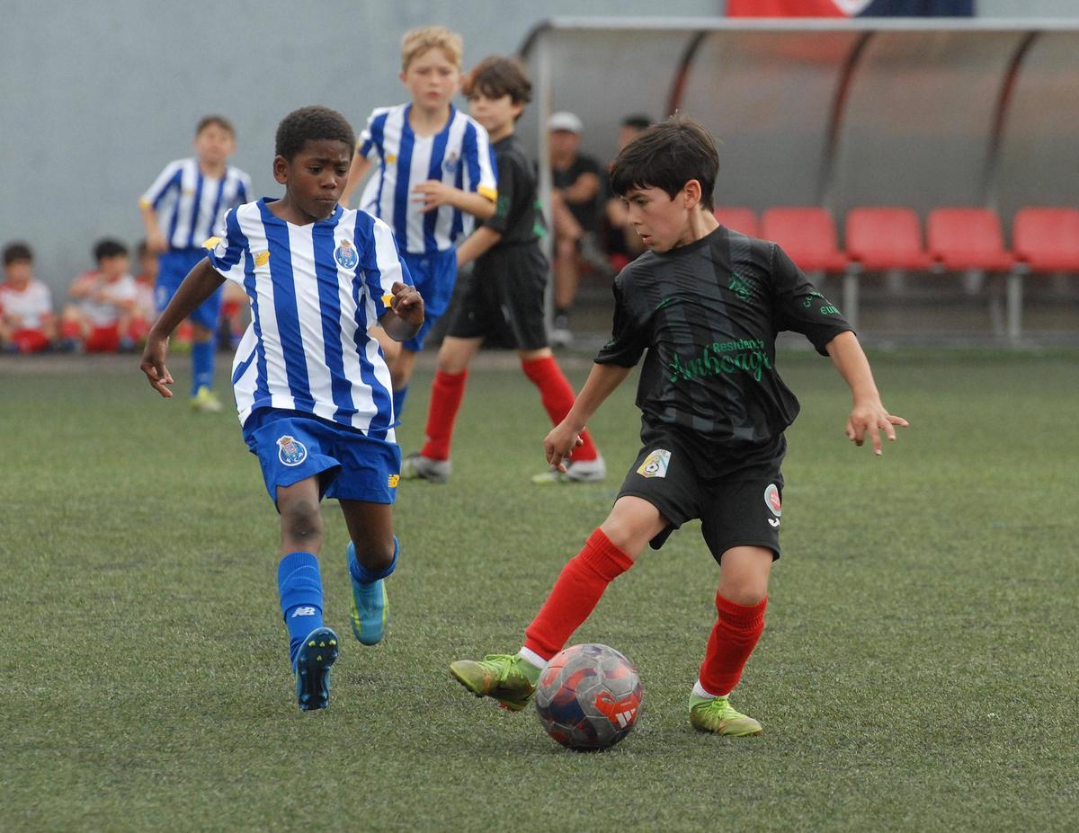 Partido entre el Oporto y la Escola Estrada de Fútbol Base.