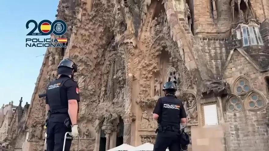 La Policía Nacional inspecciona la Sagrada Familia antes de la llegada del papa León XIV