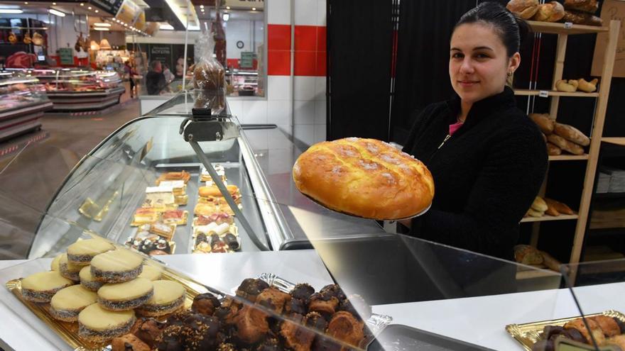 Noelia González en su puesto recién abierto en el mercado de Elviña.   | // VÍCTOR ECHAVE