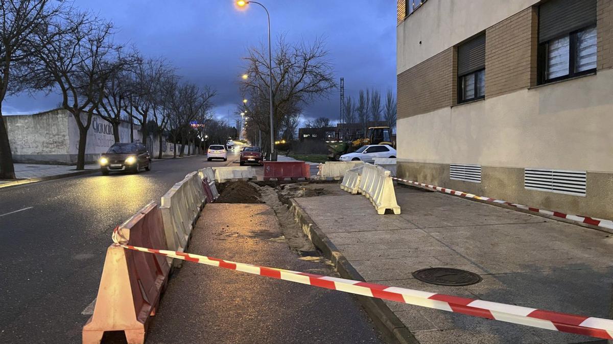 Calle de La Hiniesta, a la altura del número 142, donde se habilita el nuevo paso de peatones. | VÍCTOR GARRIDO