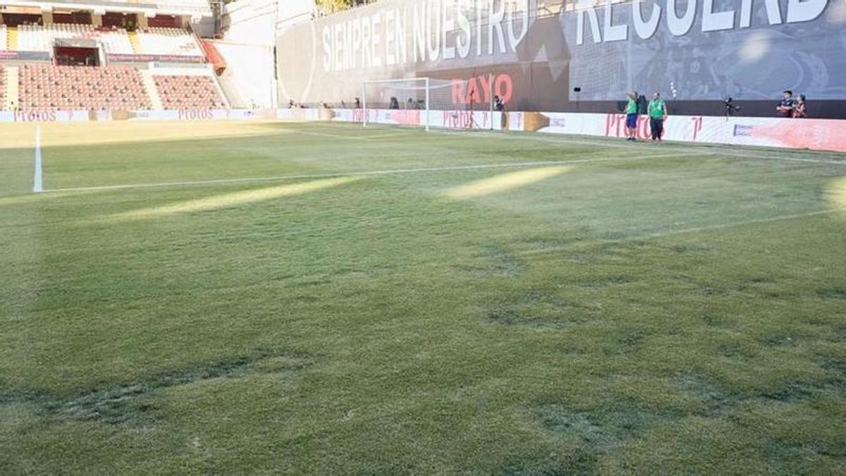 Camello denuncia el mal estado del césped de Vallecas y de la ciudad deportiva