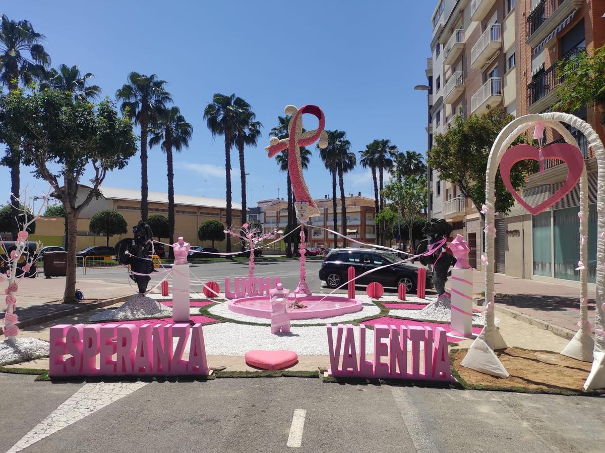 El representativo color rosa inundó el monumento.