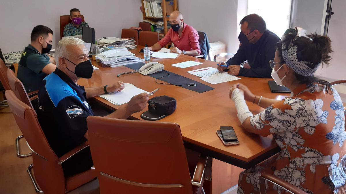 Reunión entre los responsables del festival, Policía Local, Guardia Civil y representantes del gobierno local. 