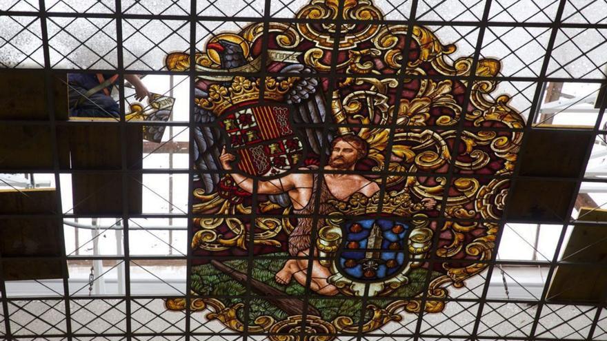 El Concello de A Coruña incluye restaurar el armazón en la reforma de la vidriera franquista de María Pita, demorada desde hace siete años