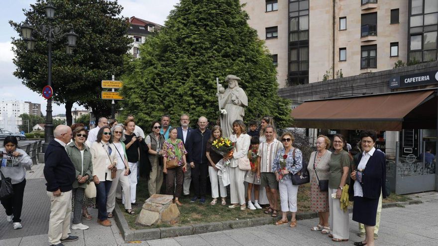Los miembros de la Cofradía Astur-Leonesa Amigos del Camino, durante la ofrenda al apóstol Santiago. | FERNANDO RODRÍGUEZ