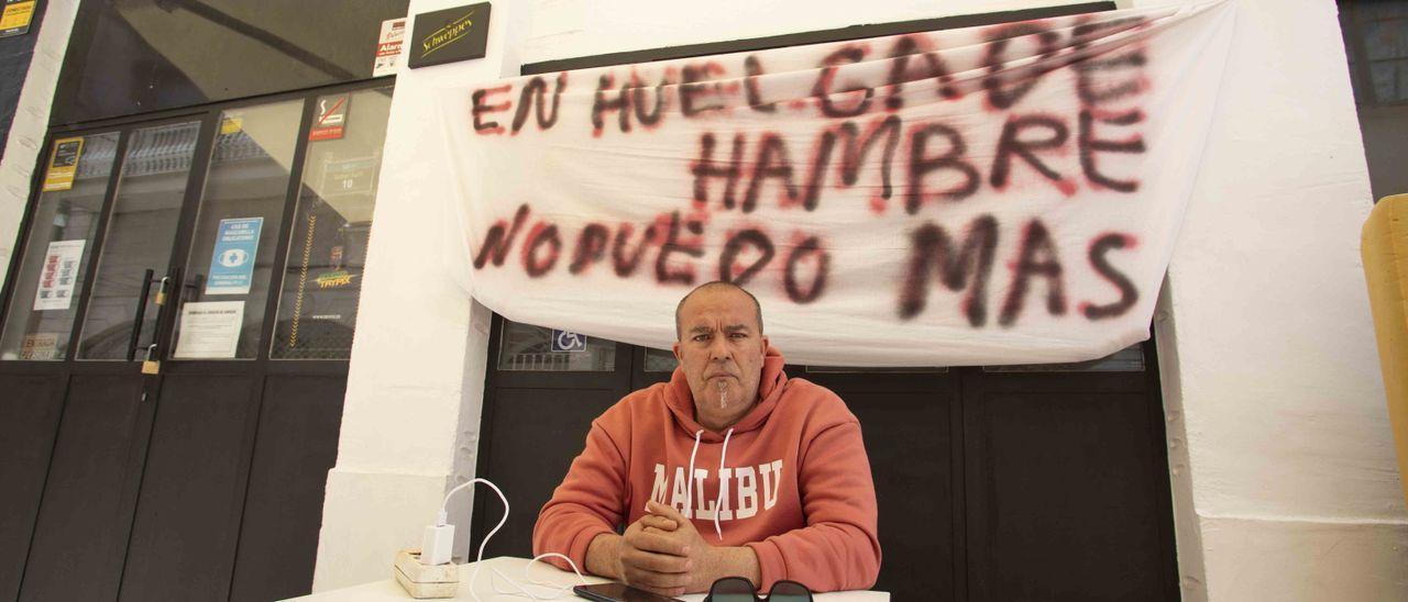 El hostelero en huelga de hambre en el Mercat.