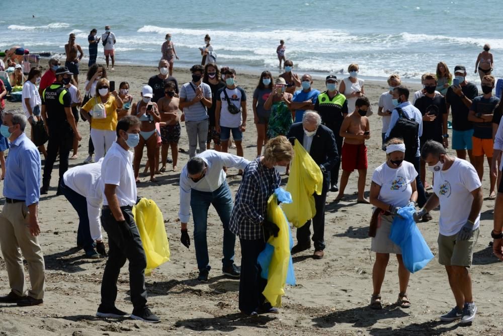 La Reina Sofía participa en una recogida de residuos en una playa de Rincón