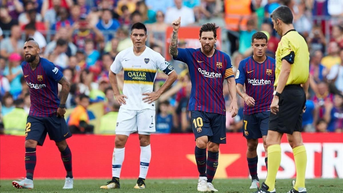 Leo Messi celebra su gol durante ante el Boca durante el trofeo Gamper