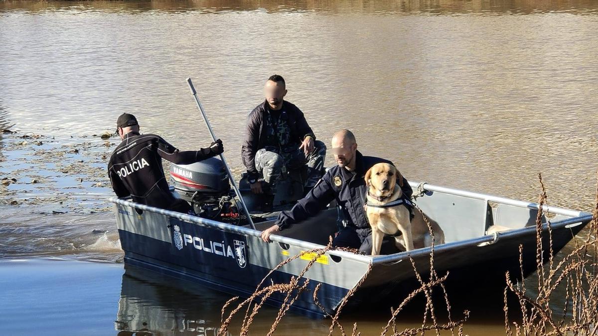 Scottex ladró y &quot;marcó&quot; un lugar en el río. Dos agentes se sumergieron y encontraron el cuerpo de Pablo Sierra.