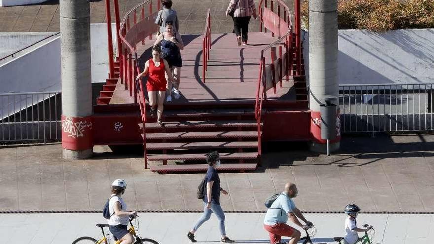 Ciclistas por el carril bici de Vigo. // J. Lores