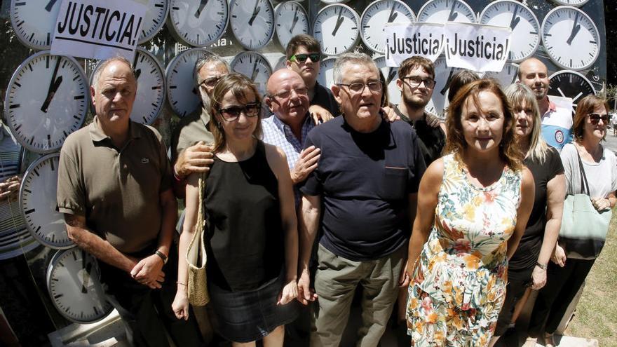 Miembros de la Asocición de Víctimas del Metro, hoy, en el monolito de recuerdo.