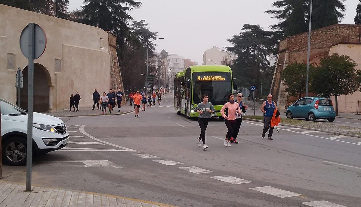 Corredores realizando el recorrido, sin seguridad, por su cuenta.