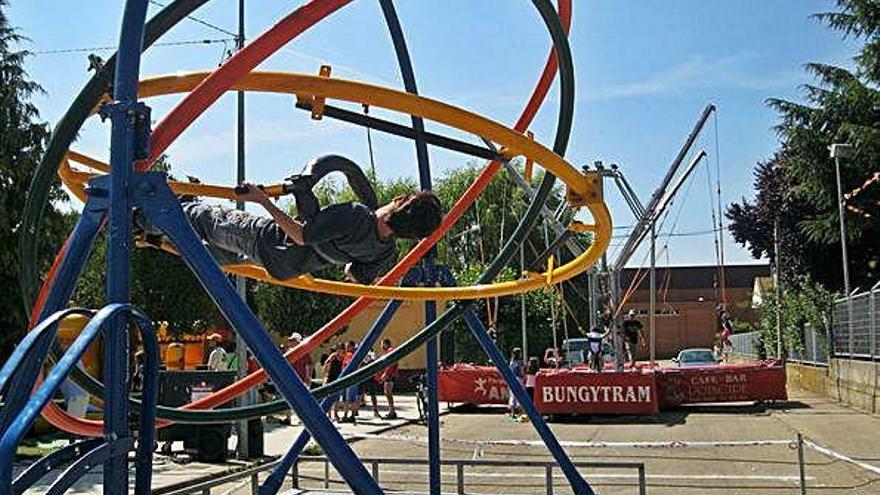 Una atracción juvenil instalada en una calle en unas pasadas fiestas en Santa Cristina