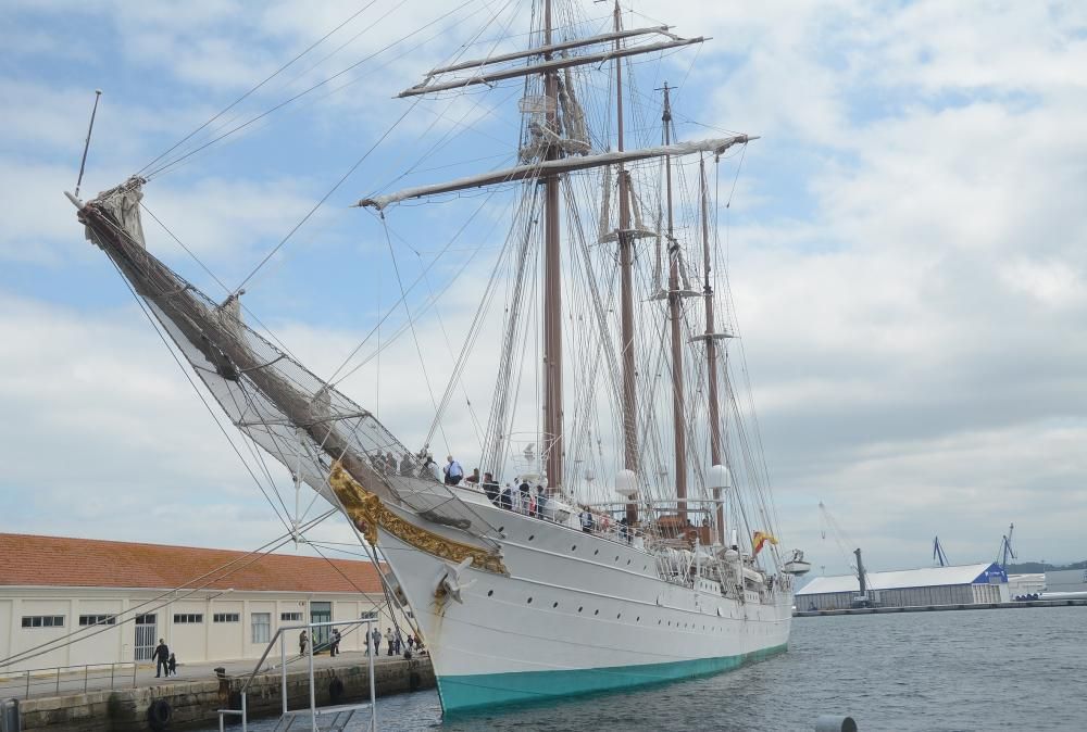 El "Juan Sebastián de Elcano" atrae a visitantes