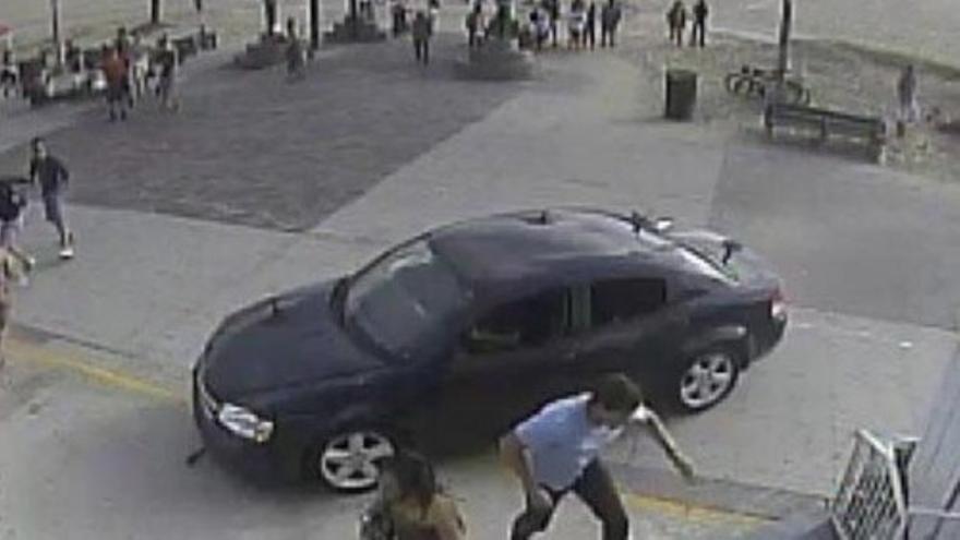 Atropella a 12 personas en el paseo marítimo de Los Ángeles