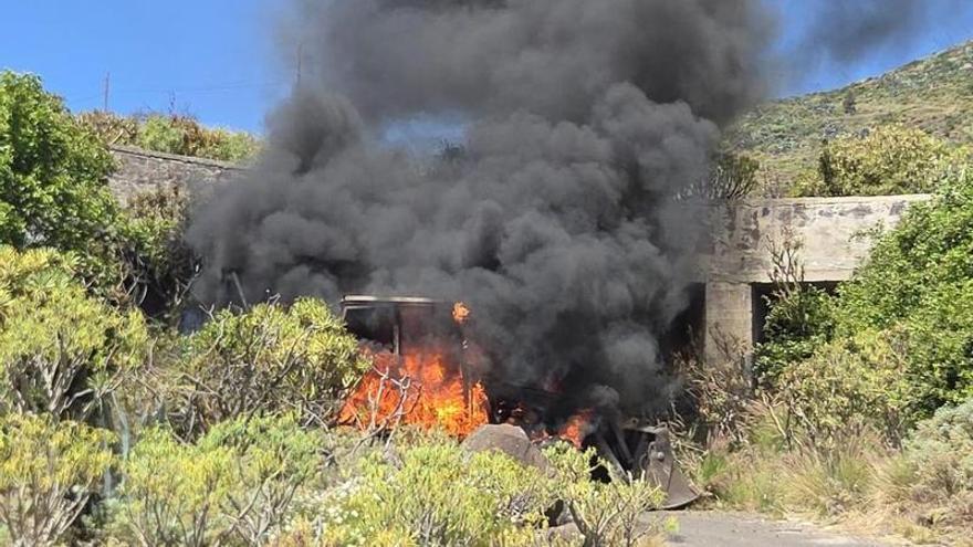 Una máquina retroexcavadora sufre un incendio en Tenerife