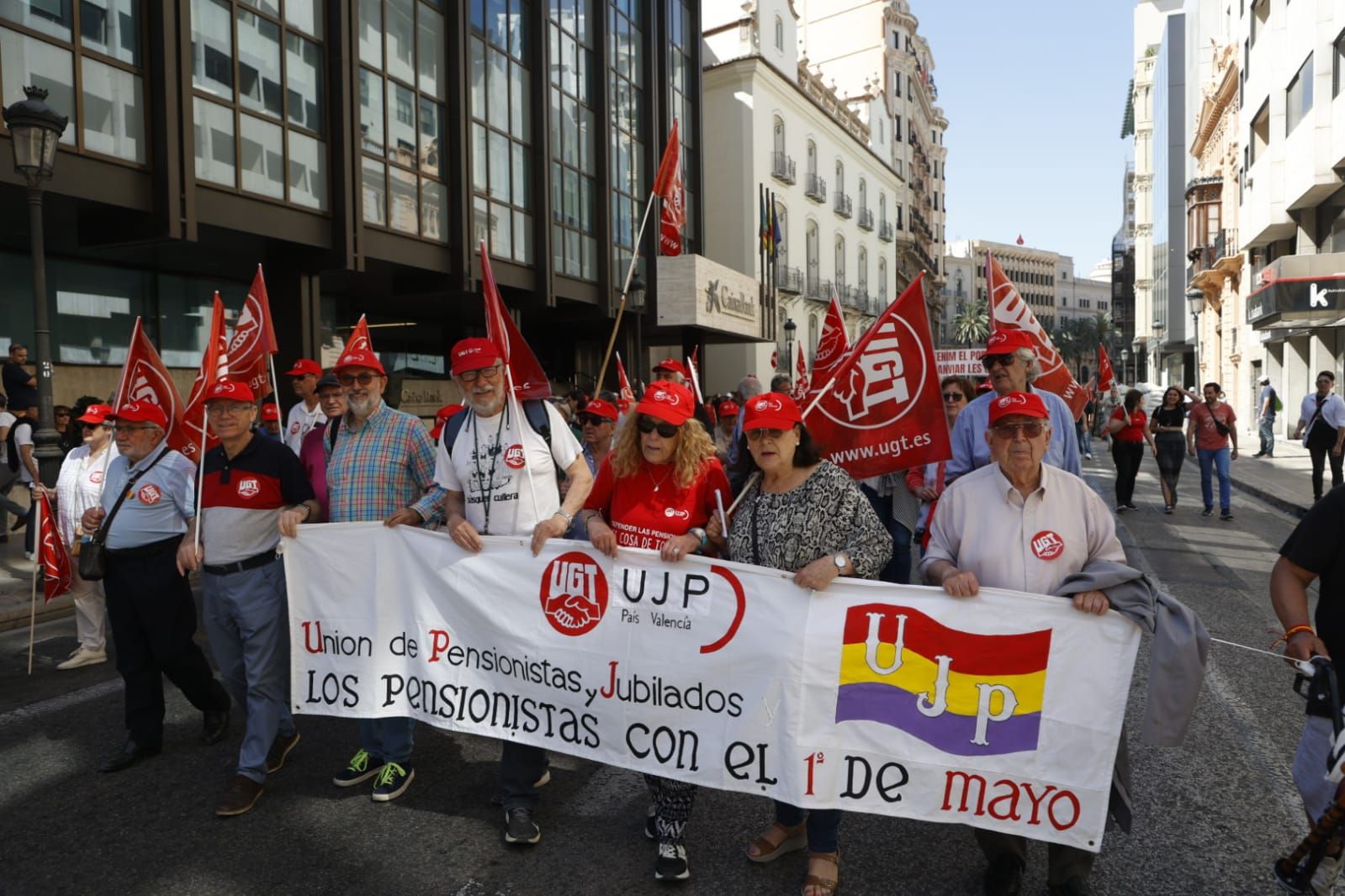 Miles de trabajadores festejan el Primero de Mayo en València