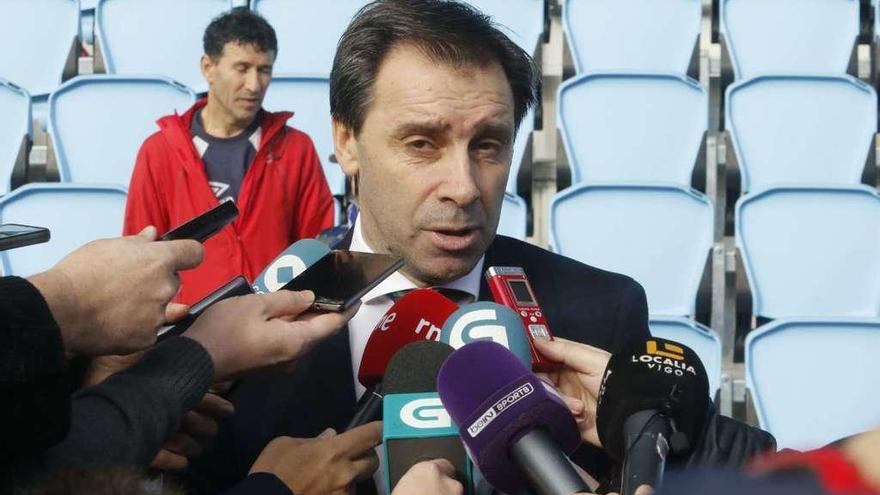 El director deportivo del Celta, Felipe Miñambres, atiende a los medios en Balaídos, ayer durante la presentación de Robert Mazan. // Alba Villar