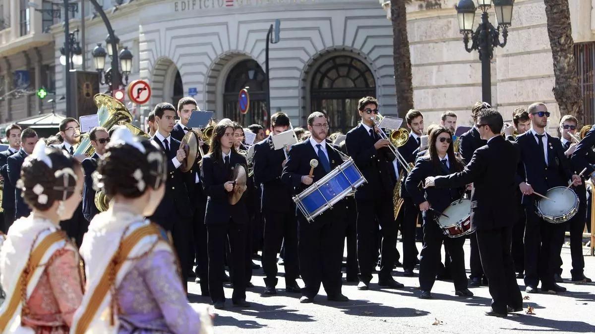 Una banda de música actuando en la plaza del Ayuntamiento durante unas Fallas