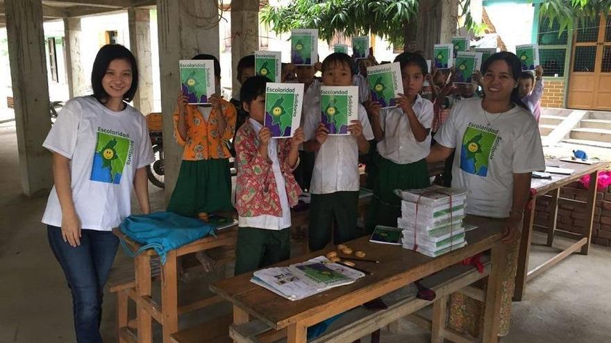 Escuela birmana con material escolar de la ONG malagueña.