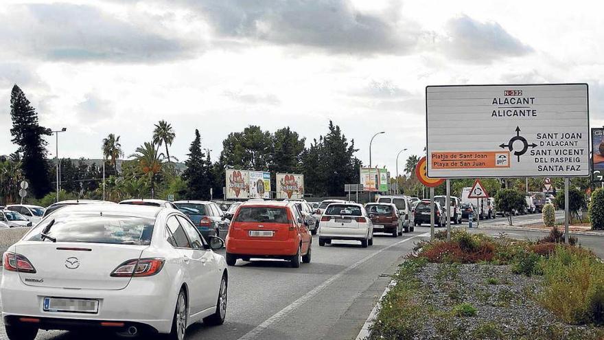 El alto volumen de tráfico suele provocar retenciones en la avenida Miguel Hernández.