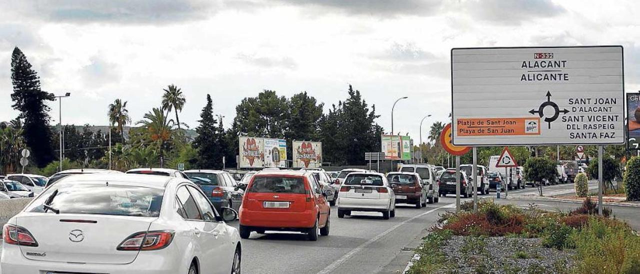 El alto volumen de tráfico suele provocar retenciones en la avenida Miguel Hernández.