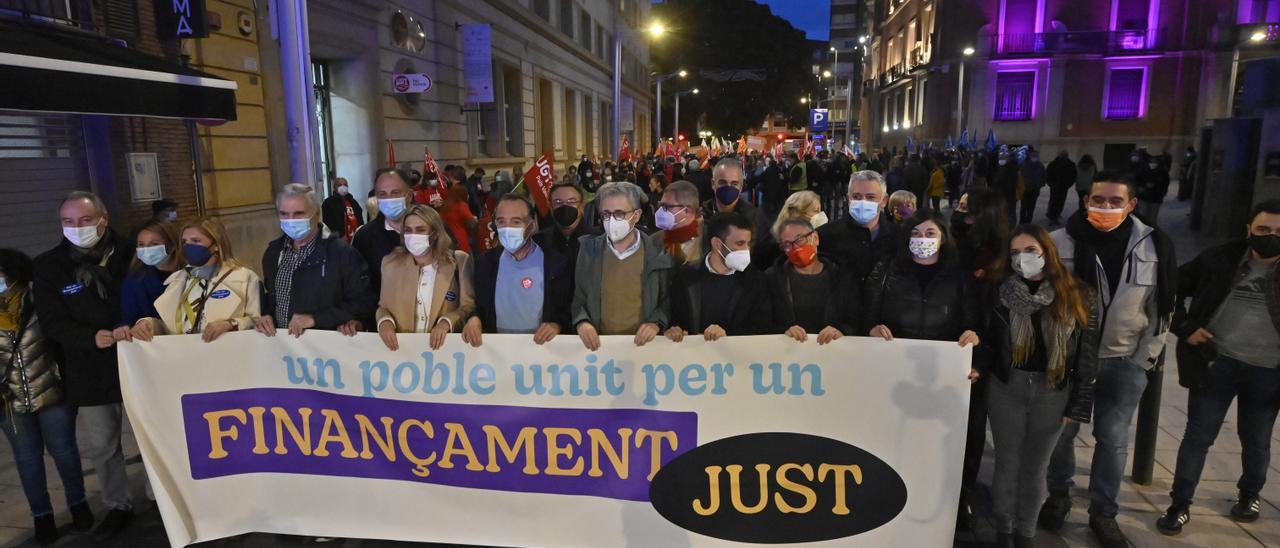 Salida de la manifestación en la plaza de las Aulas ayer por la tarde.