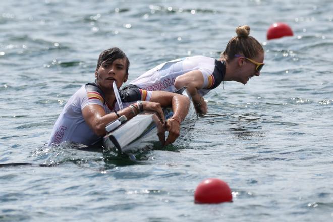 Carolina Garcia y Sara Ouzande decepcionadas tras volcar su kayak en la final K2 500 de los Juegos Olímpicos  en el Vaires-sur-Marne Nautical Stadium en Vaires-sur-Marne.