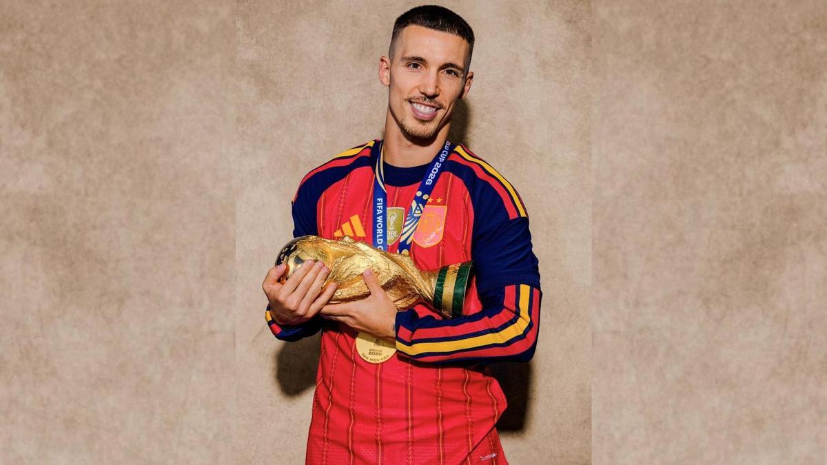El futbolista Alejandro Grimaldo con la Copa del Mundo.