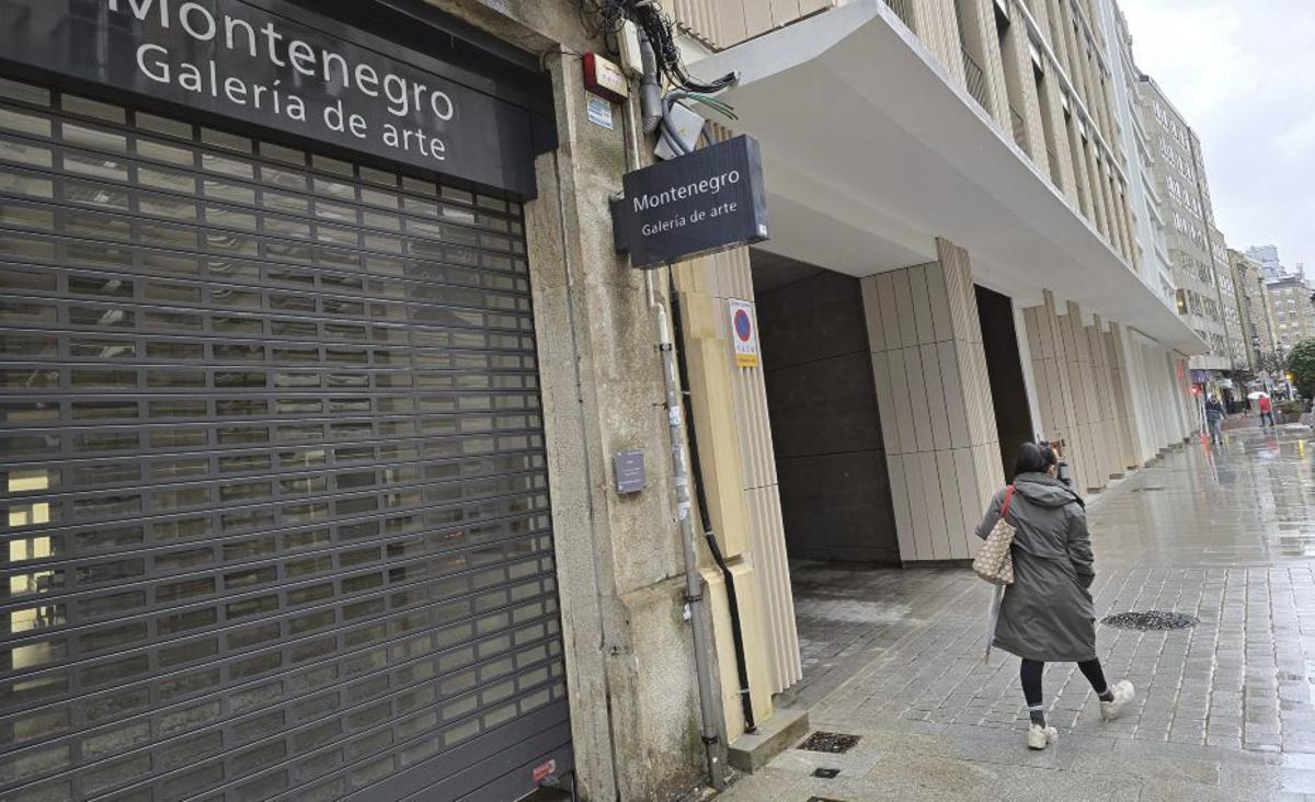 Galería en Vigo cerrada 
por huelga.  |  José Lores