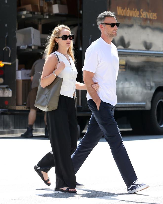 Jennifer Lawrence con el look perfecto para ir a la oficina en verano