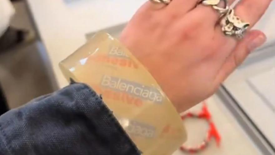 Balenciaga revoluciona las redes con su nueva pulsera de cinta adhesiva a la venta por 3.000 euros