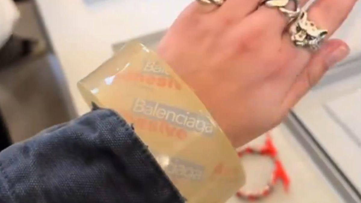 La pulsera de cinta adhesiva de Balenciaga