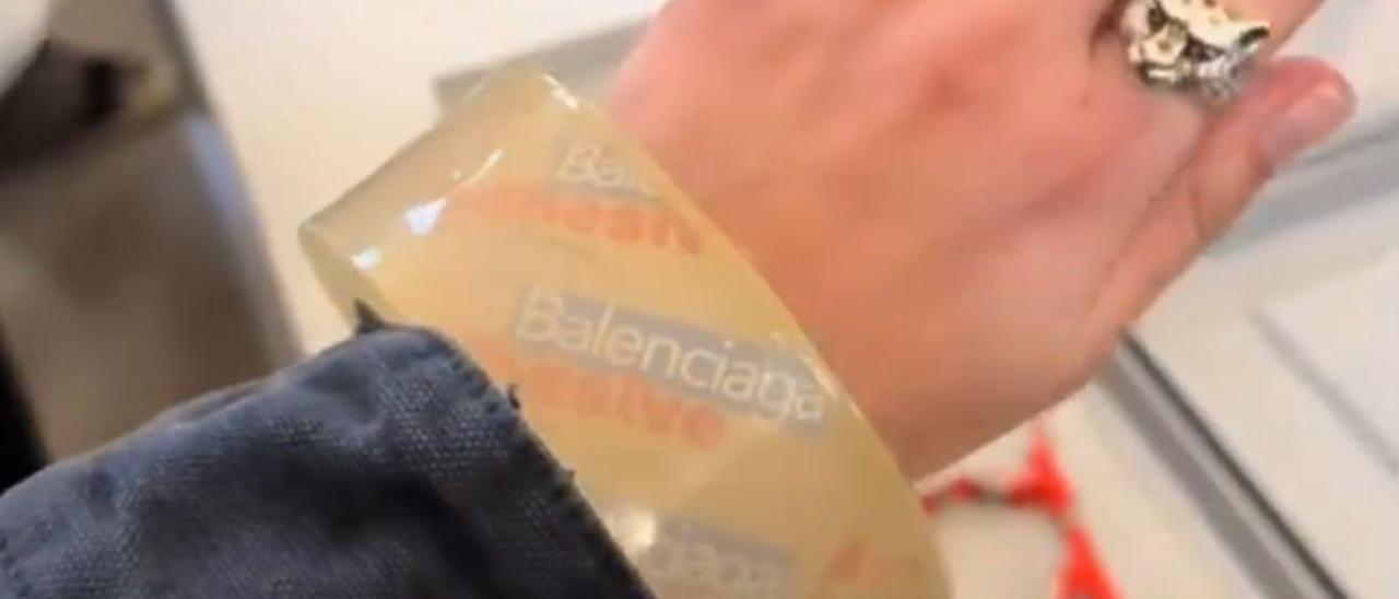 La pulsera de cinta adhesiva que Balenciaga vende por 3.000 euros