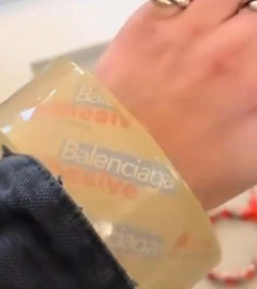 Balenciaga revoluciona las redes con su nueva pulsera de cinta adhesiva a la venta por 3.000 euros