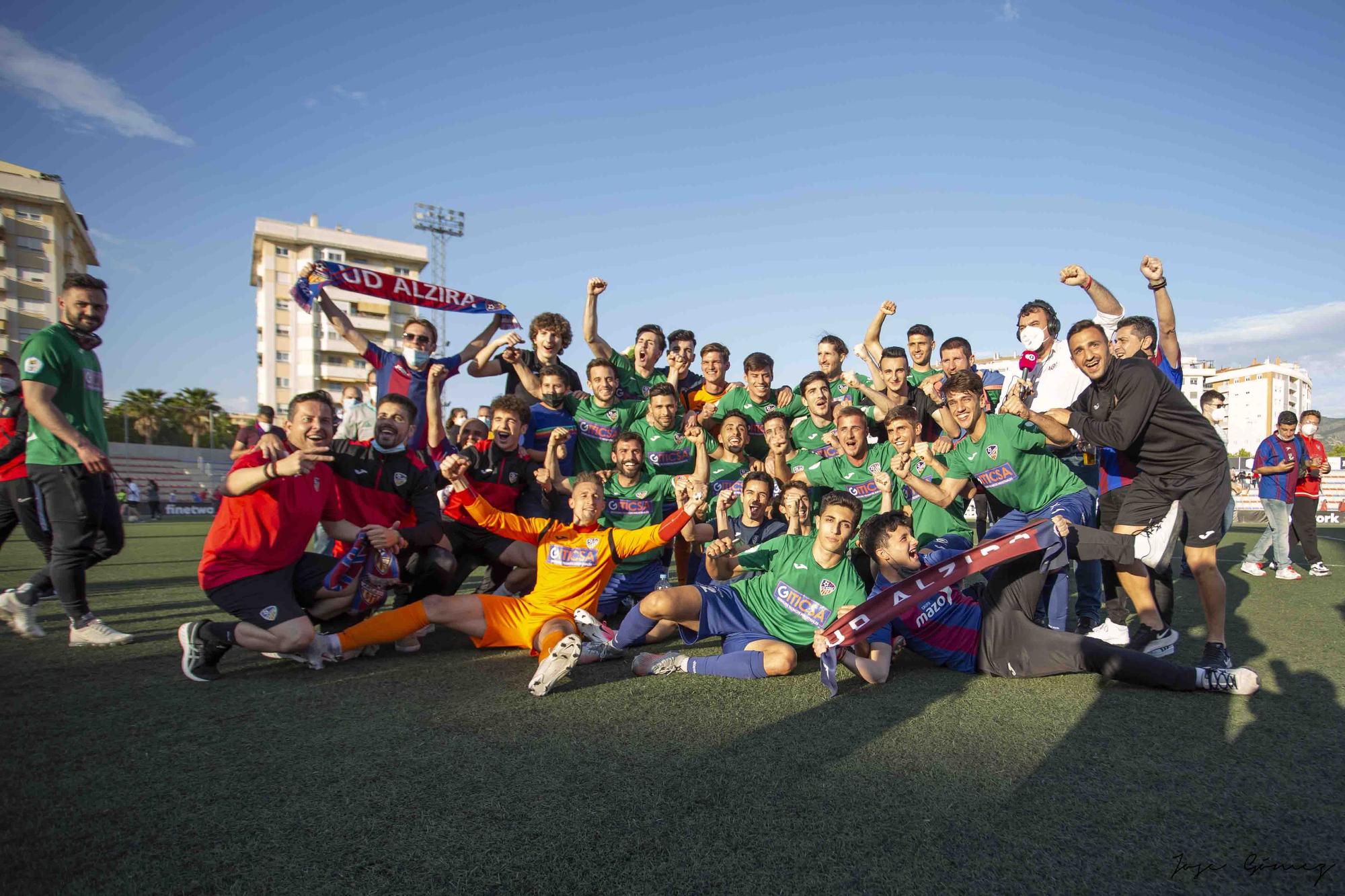 La UD Alzira celebra el ascenso a Segunda RFEF