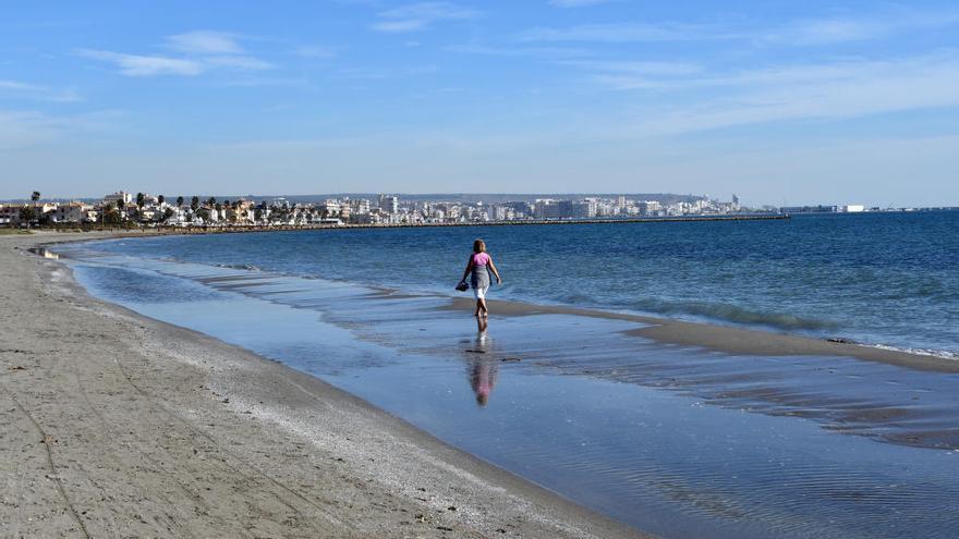 Playa del Tamarit, en Santa Pola, con bandera azul. Calas del Este, calas Santiago Bernabéu, Llevant y Varador, de la misma localidad, también tienen el distintivo de calidad.