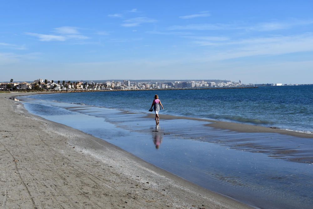 Playa del Tamarit, en Santa Pola, con bandera azul. Calas del Este, calas Santiago Bernabéu, Llevant y Varador, de la misma localidad, también tienen el distintivo de calidad.