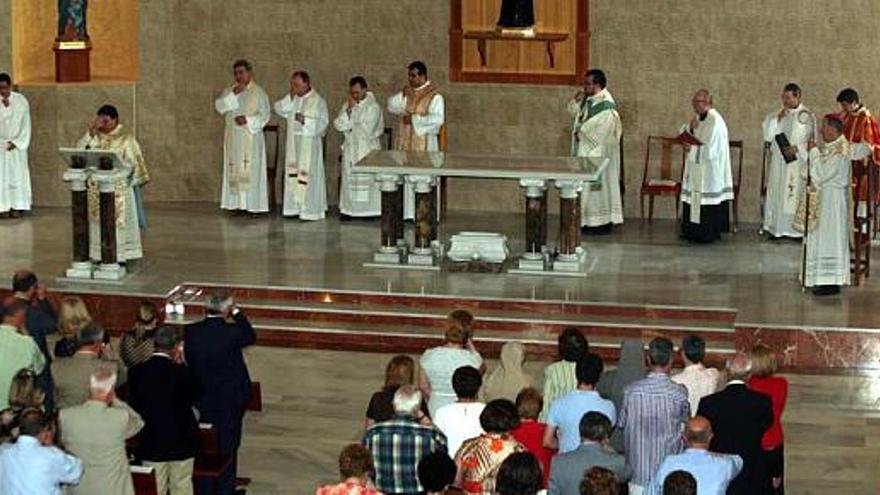 El obispo Rafael Palmero Ramos consagra el altar mayor de la parroquia de San Cayetano.
