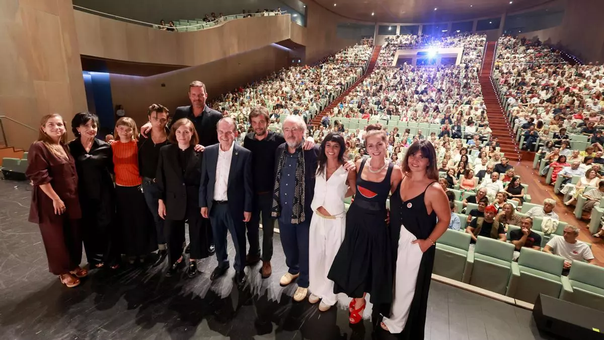 Vigo se viste de gala para recibir el desembarco de «Romería»