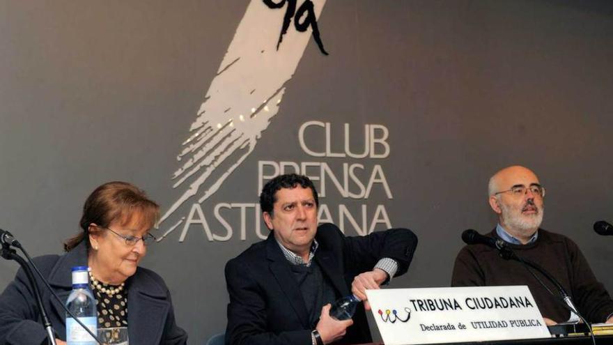 Por la izquierda, Lola Lucio, Fernando Fonseca y Javier Gámez, ayer en el acto de Tribuna Ciudadana.