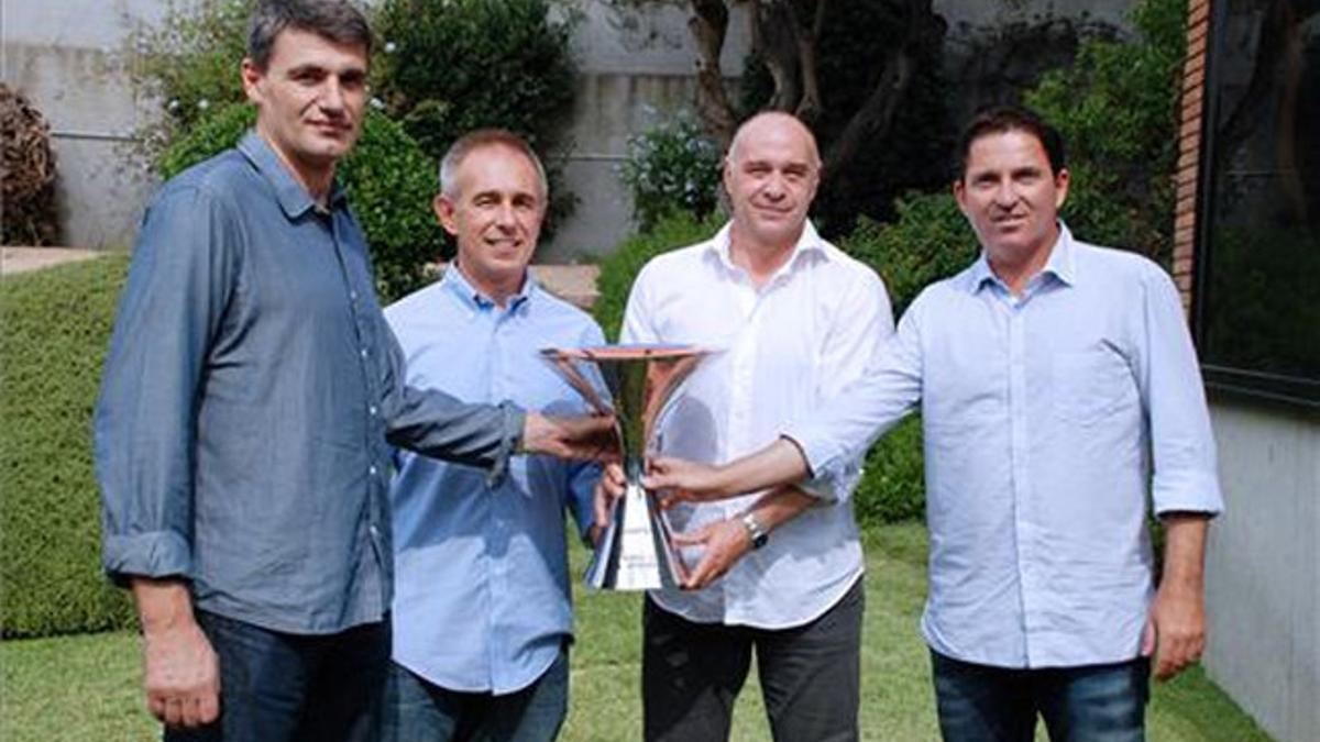 Velimir Perasovic (Valencia), Marco Crespi (Laboral Kutxa), Pablo Laso (Madrid) y Xavi Pascual (Barça) posaron con el trofeo de la Supercopa