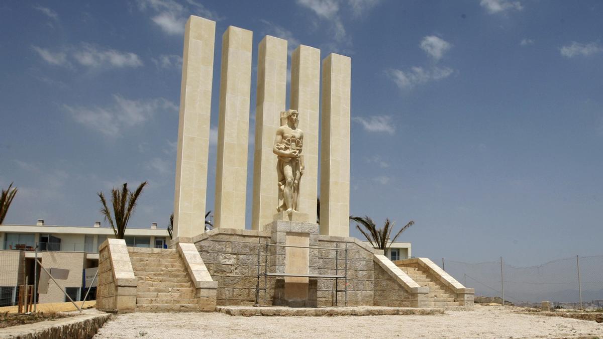 El Monumento a los Caídos de la Vega Baja está en Agua Amarga