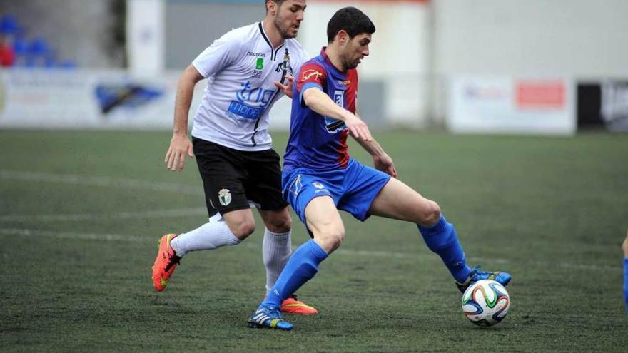 Mendi protege el balón ante la presión de un jugador del Burgos.