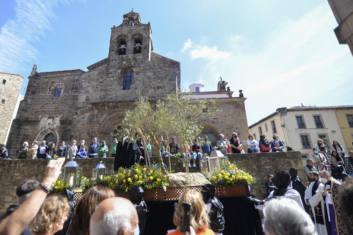 Una procesión de Semana Santa en Avilés