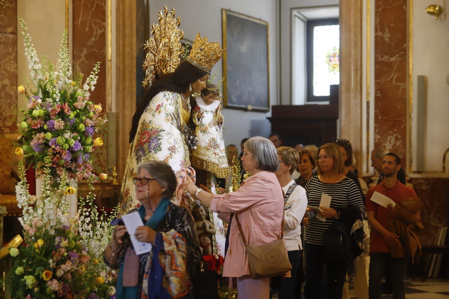 Comienza el Besamanos a la virgen pese al mal tiempo