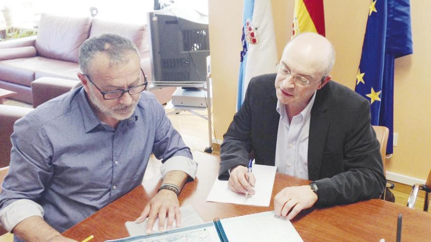 El alcalde y líder de UxC y el teniente de alcalde y portavoz del PSOE, tras firmar el pacto de Gobierno.