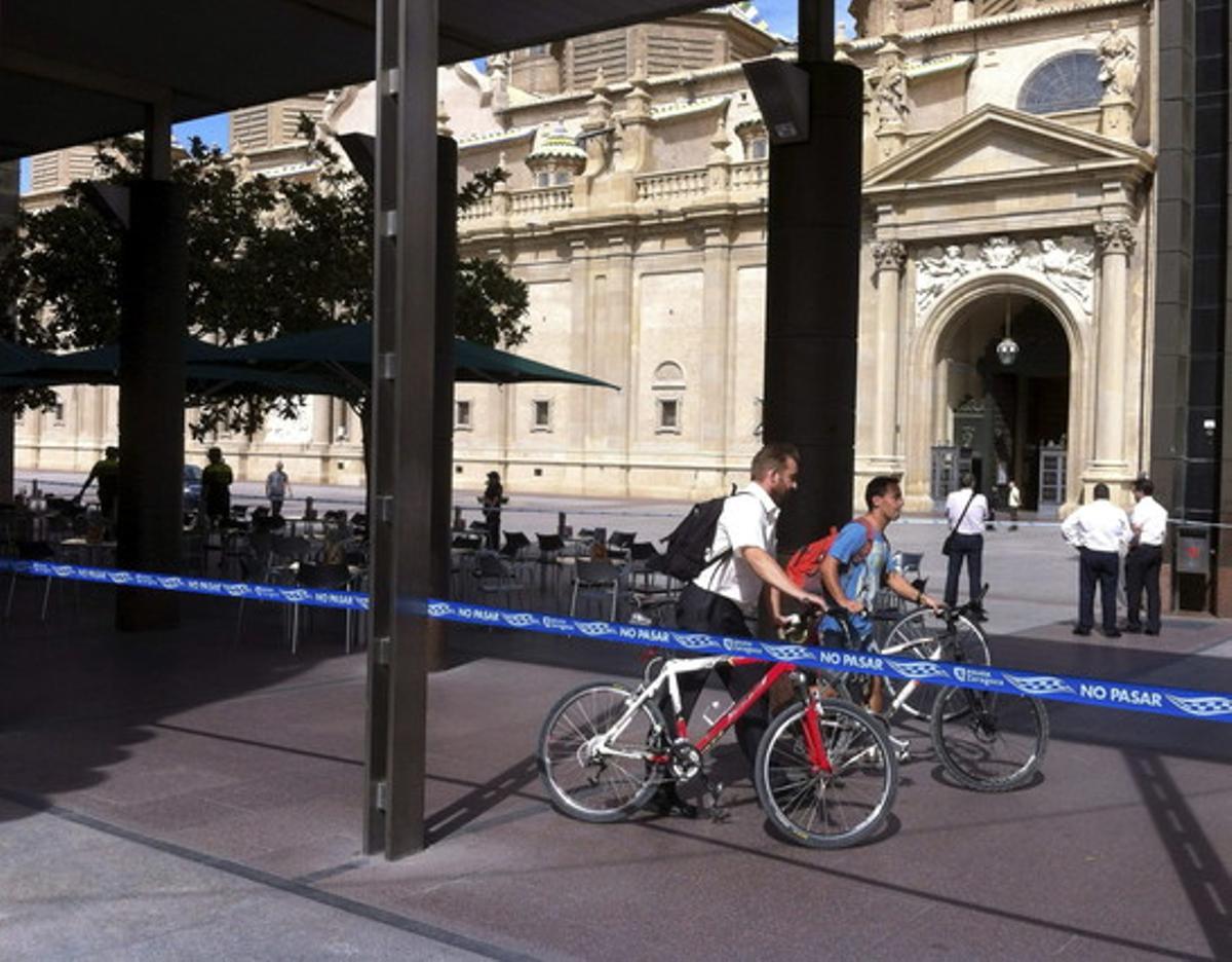 Precinte policial davant de la basílica del Pilar de Saragossa a l’interior de la qual ha esclatat un artefacte aquest dimecres. Precinte policial davant de la basílica del Pilar de Saragossa a l’interior de la qual ha esclatat un artefacte aquest dimecres.