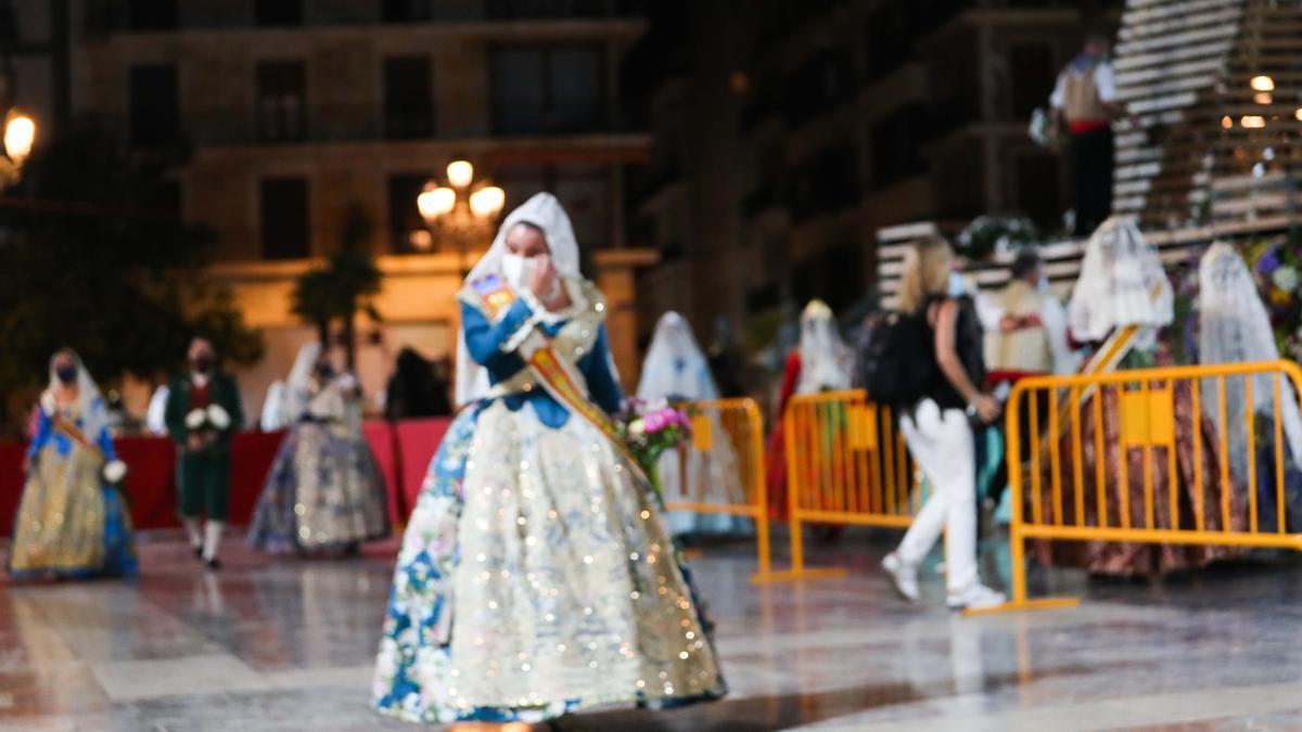 Búscate en el primer día de la ofrenda por la Calle Caballeros de las 21:00 a las 22:00